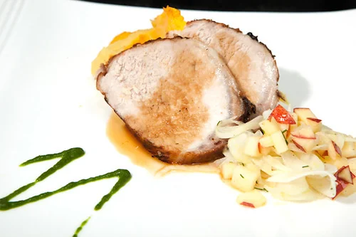 Plato de carne emplatado en Casa Higuera